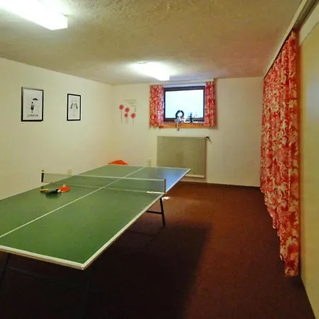 Holiday House, Dien