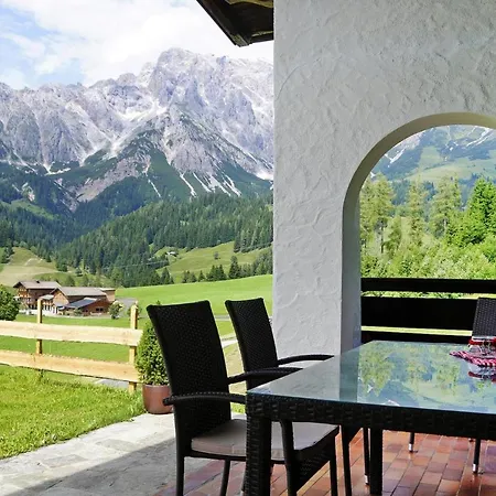 Holiday House, Dien *