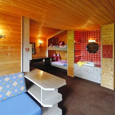 Holiday House, Dien