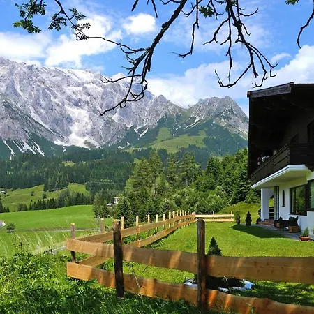 Holiday House, Dien