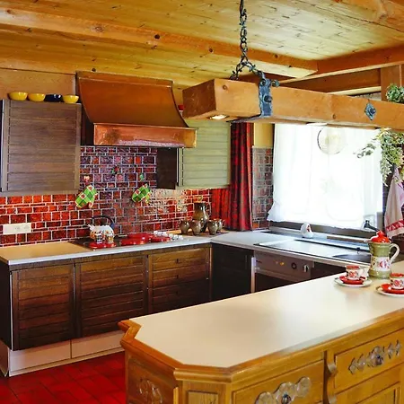 Holiday House, Dien