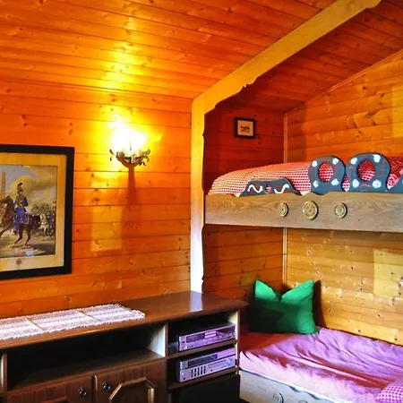 Holiday House, Dien